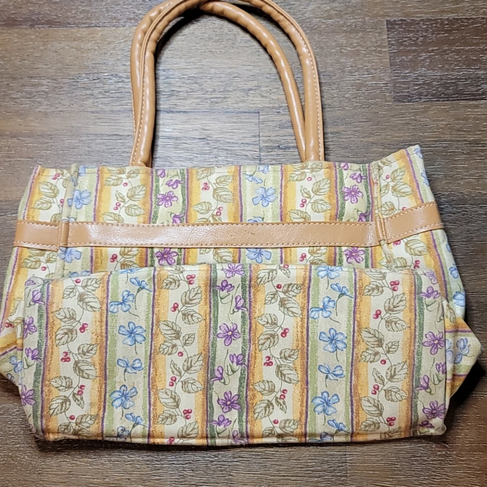 Longaberger purse with magnetic closure. - Picture 2 of 5